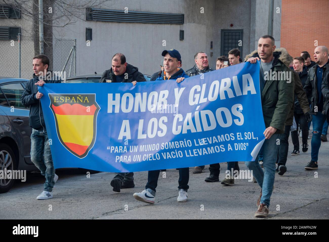 Centinaia di persone vengono alla dimostrazione Falangista nelle strade di Madrid Indossando bandiere Francoiste, croci di ferro e magliette con simbologia nazista Foto Stock