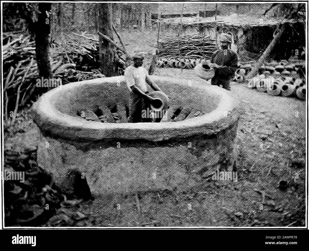 Birmania . BIRMANIA. 213. Forno PER PRODOTTI PATTED. Con betel. Le rocce calcaree abbondano nelle grotte, molte delle quali sono state arrugginite e trasformate intotemble e santuari (No 84), ma la roccia non è scavata. Thelime è imballato in cestini ofleaf e bambu-wicker, uno stoneor due in peso; vende atthe forno per uno e mezzo totwo rupie un hundredweight.The tenacia del Burman calce-intonaco è molto grande. StrengThis ottenuto con l'uso liberale di calce, e nella classe migliore di lavoro con l'aggiunta di colla e zucchero di palma. Capelli e fibra non sono aggiunti.Per i primi strati, sabbia grossolana è mescolato Foto Stock