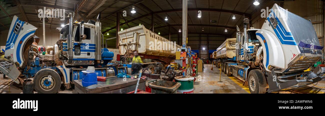 Road-Trains in officina in manutenzione. Foto Stock