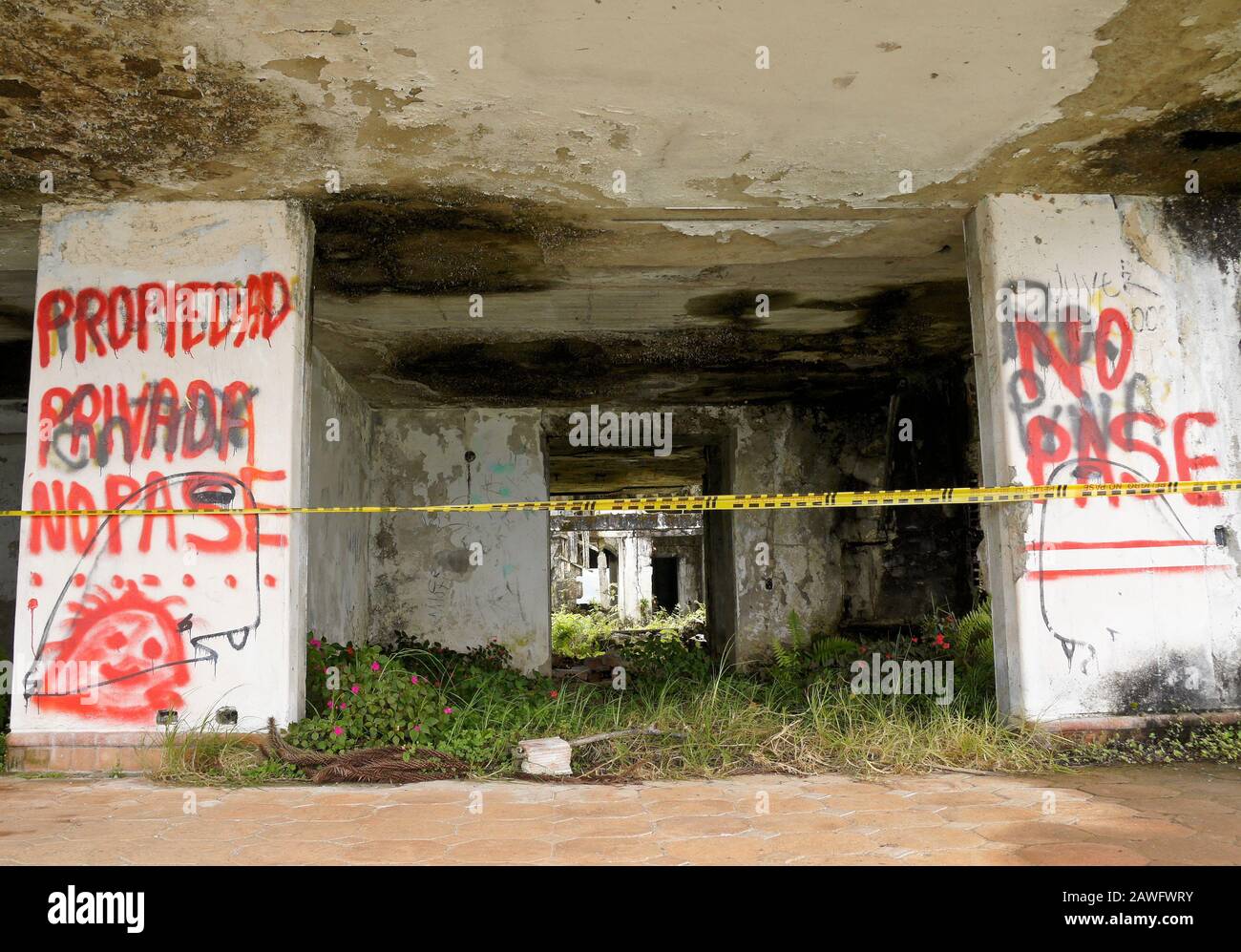 Rovine bombardate di famigerato Signore della droga Pablo Escobar 'Finca Manuela' casa di vacanza sulla riva di Peñol-Guatape Serbatoio, Guatape, Colombia Foto Stock