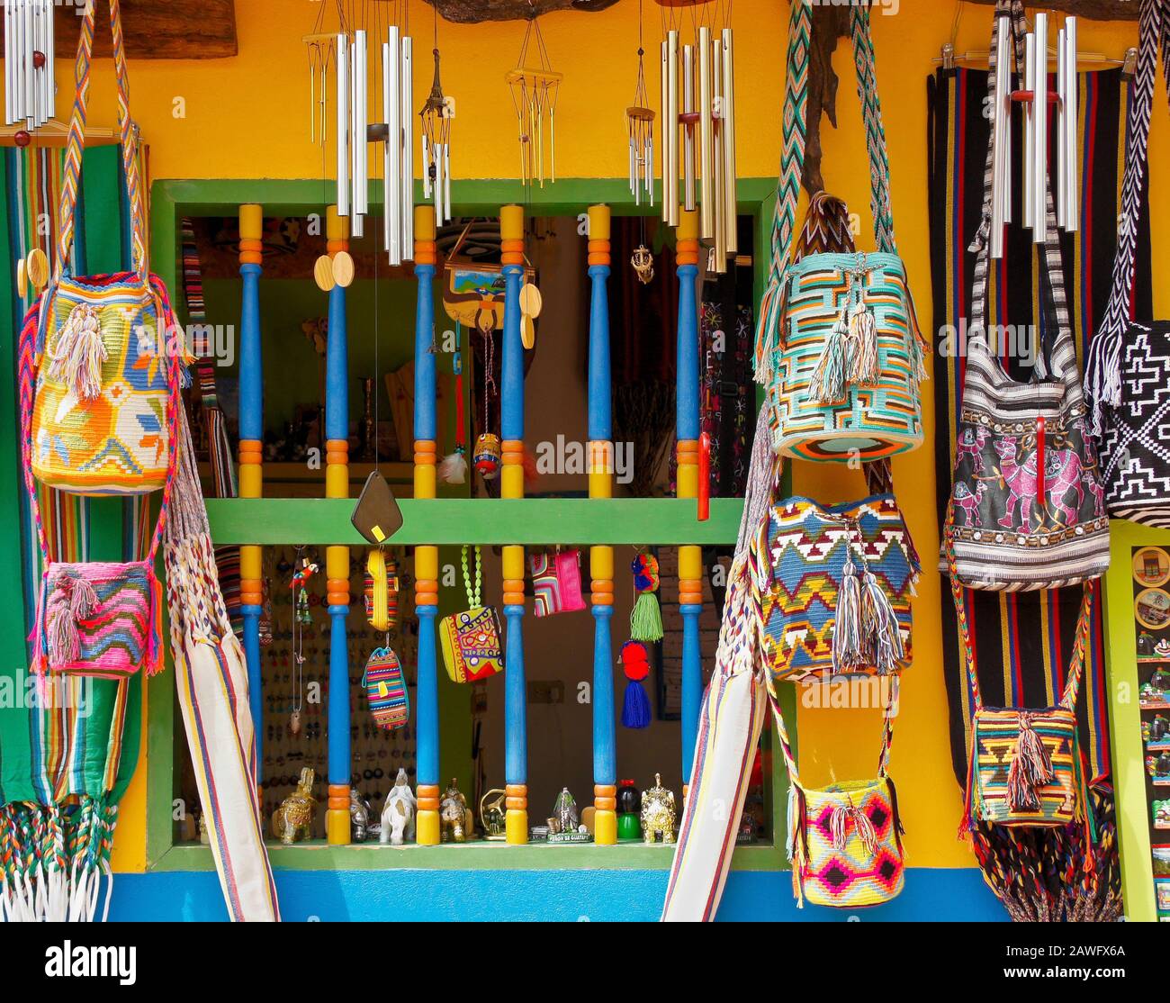 Artigianato e souvenir in vendita in un colorato negozio a Guatape, Antiquia, Colombia Foto Stock