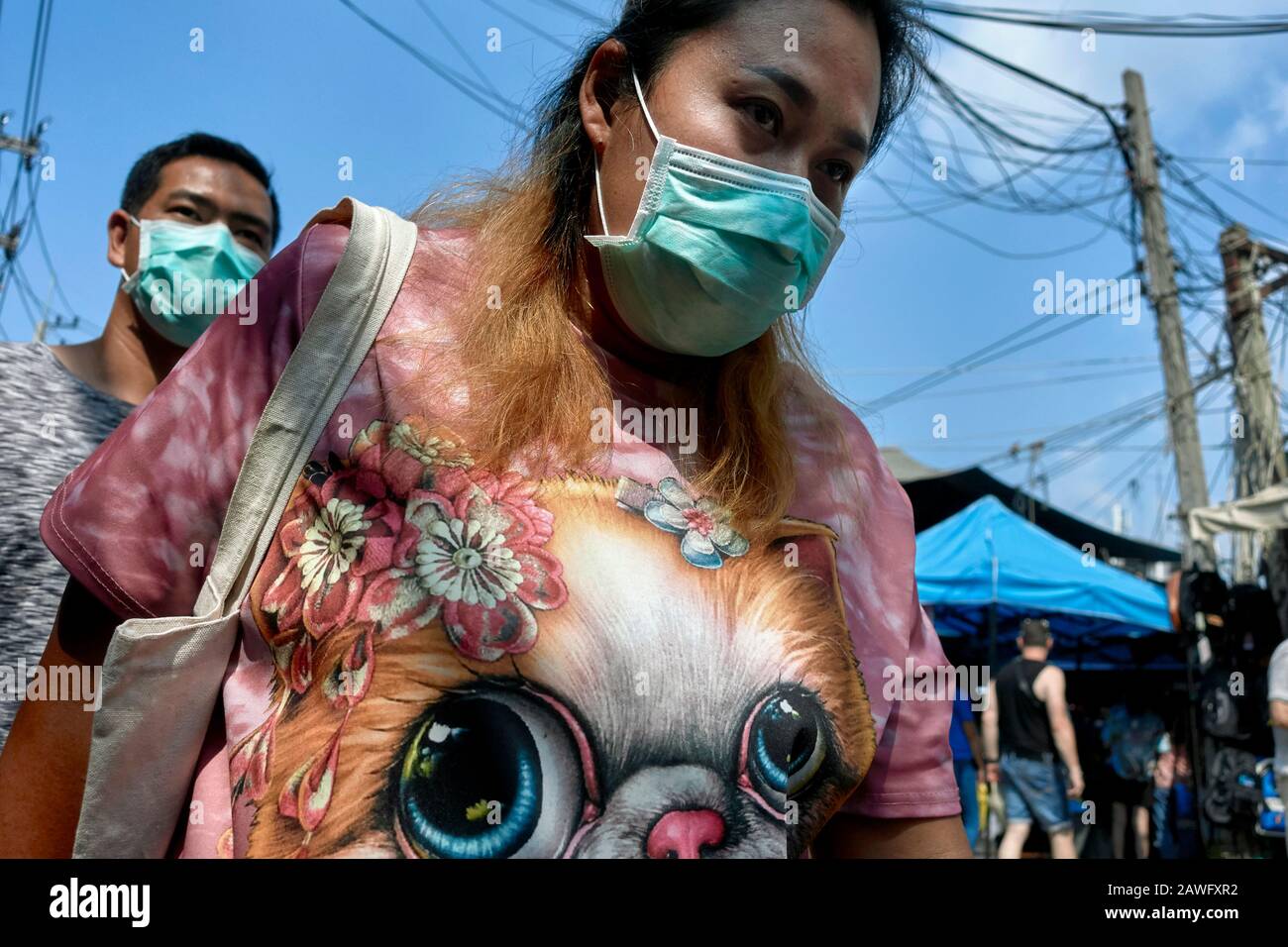 Maschera facciale COVID-19. Persone che indossano la salute di protezione delle maschere contro la minaccia di influenza coronavirus 2020 Foto Stock