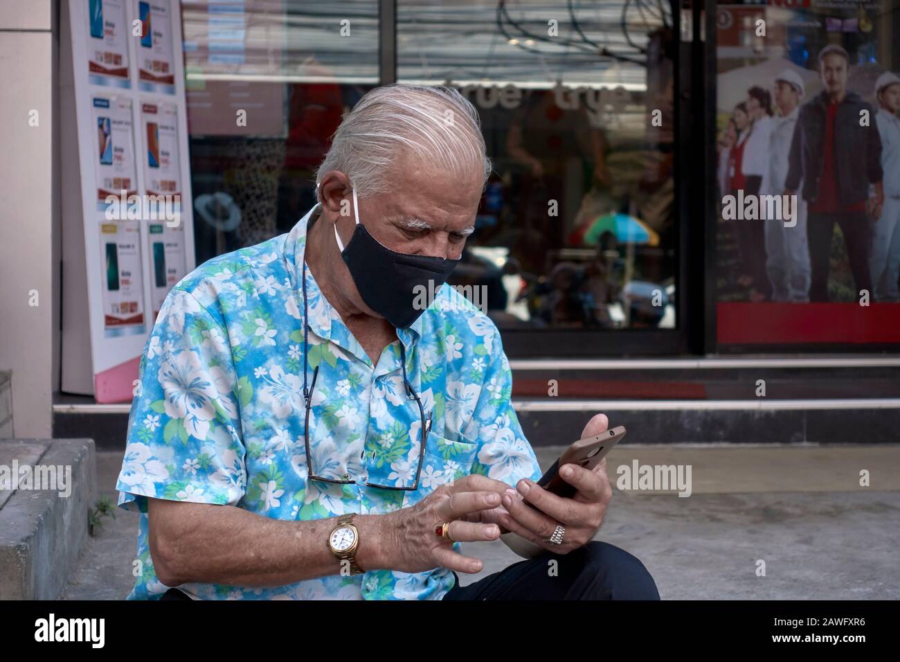 Maschera facciale coronavirus; Persone che indossano facemaschi di protezione della salute contro la minaccia di influenza del coronavirus del 2020; COVID-19 Foto Stock