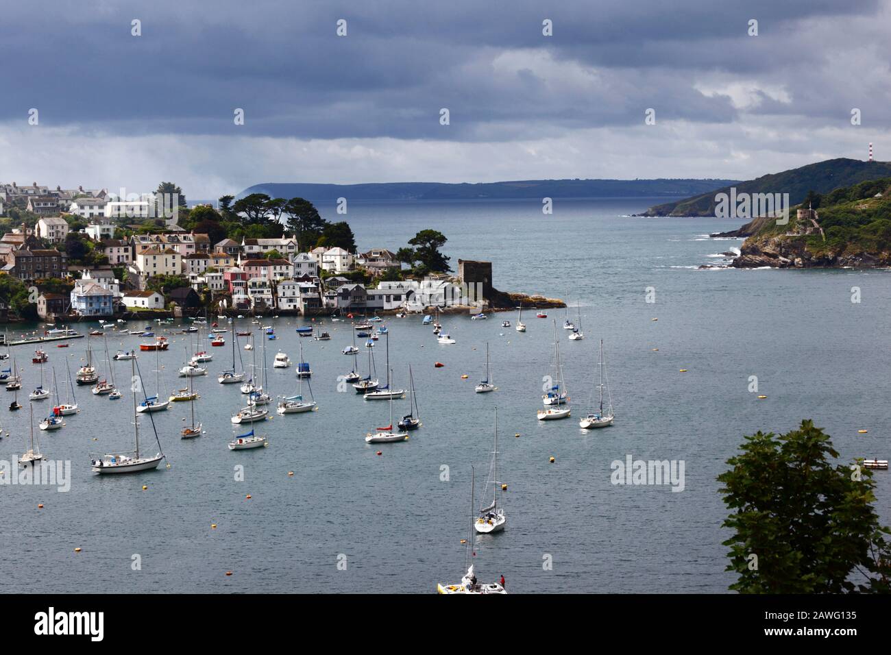 Vista dell'estuario del fiume Polruan e del fiume Fowey, castello Polruan a R del villaggio su headland, il castello di Santa Caterina a destra, Dodland Point all'orizzonte, Cornwa Foto Stock