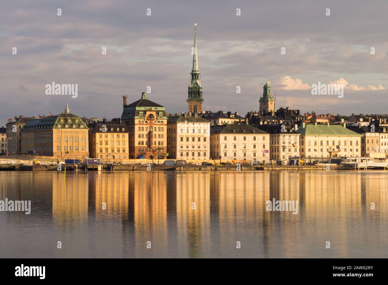 Stockholm cityscape. Capitale della Svezia. Riflesso d'acqua della città. Edifici storici Foto Stock