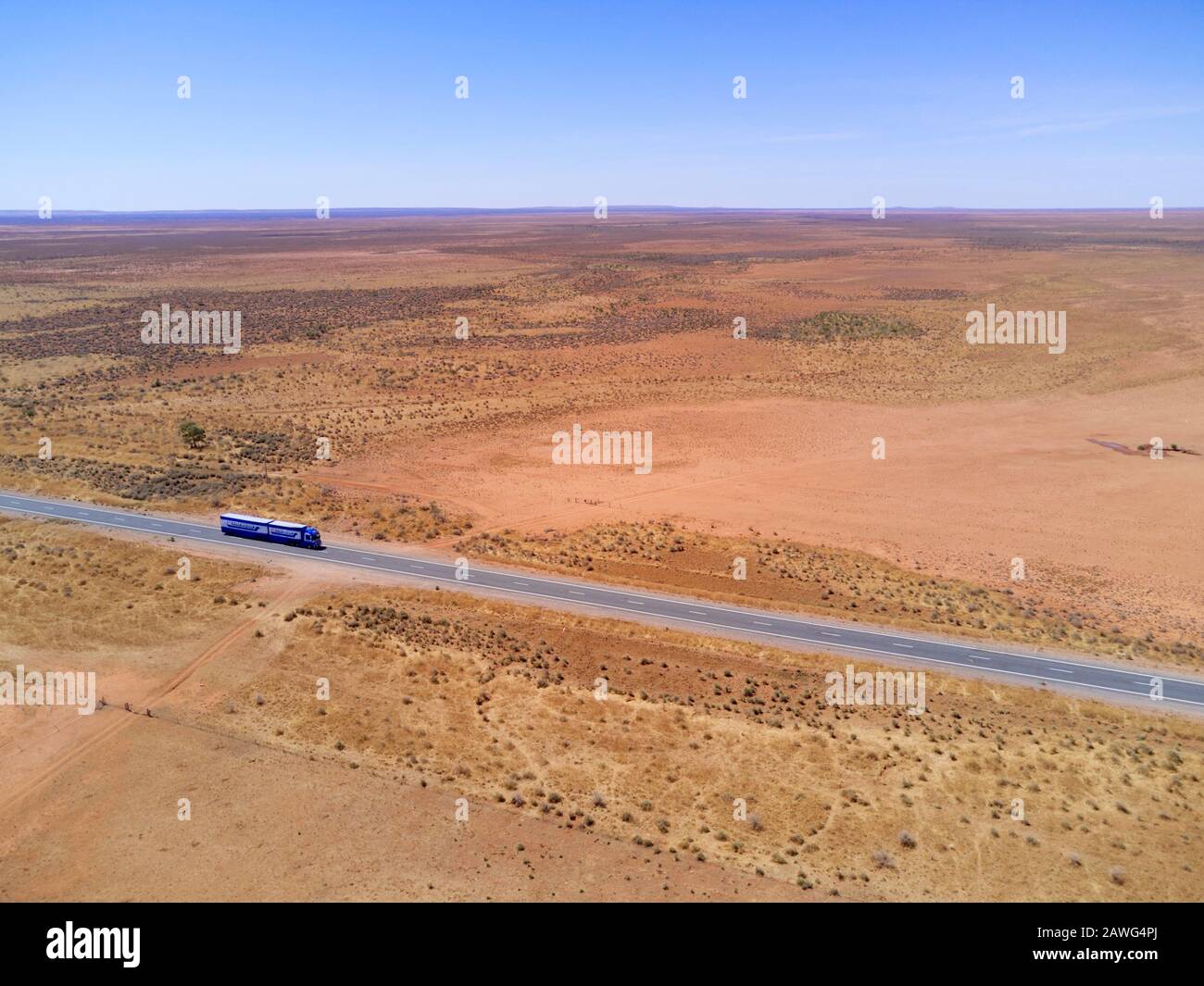 Antenna di semirimorchio che traina un rimorchio attraverso la vasta distesa aperta del nuovo Galles del Sud Occidentale vicino A Broken Hill Foto Stock