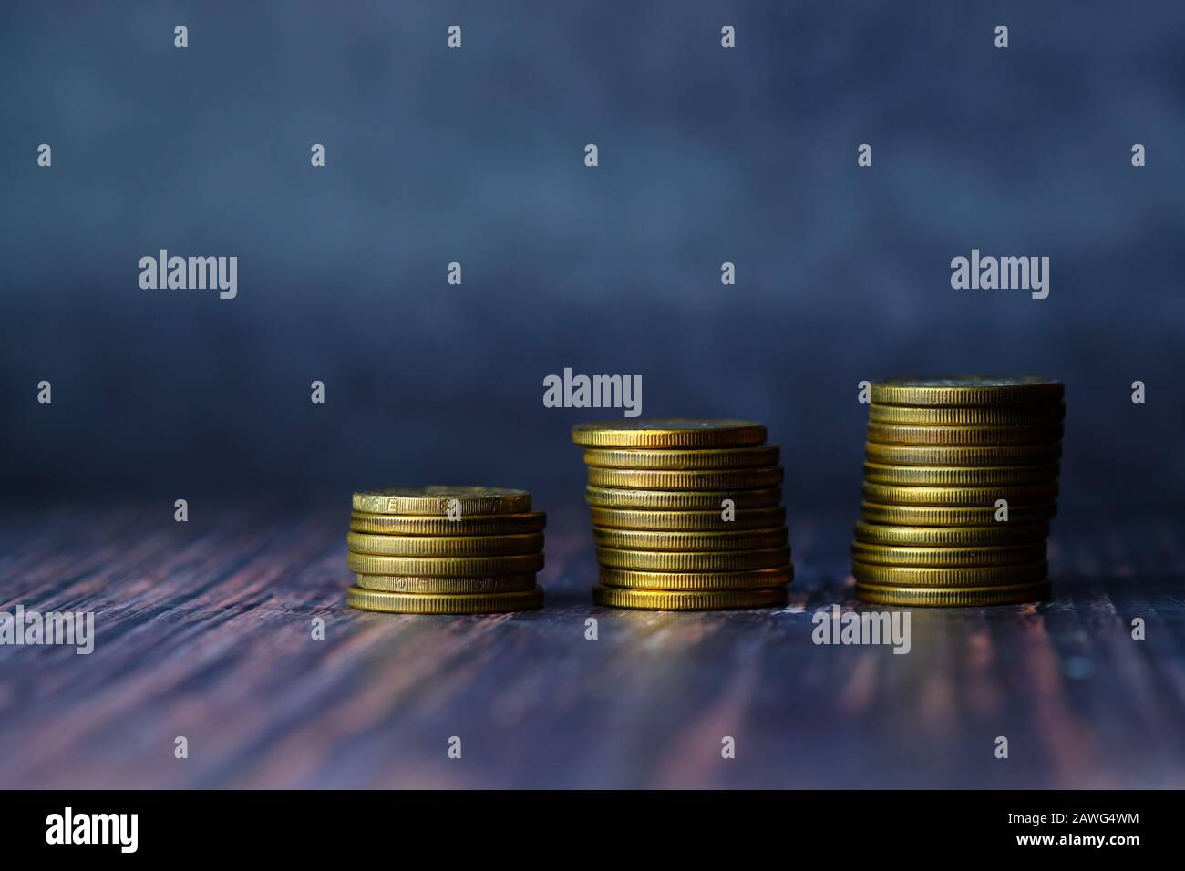 pila di monete su tavola, investimento e concetto di finanza Foto Stock