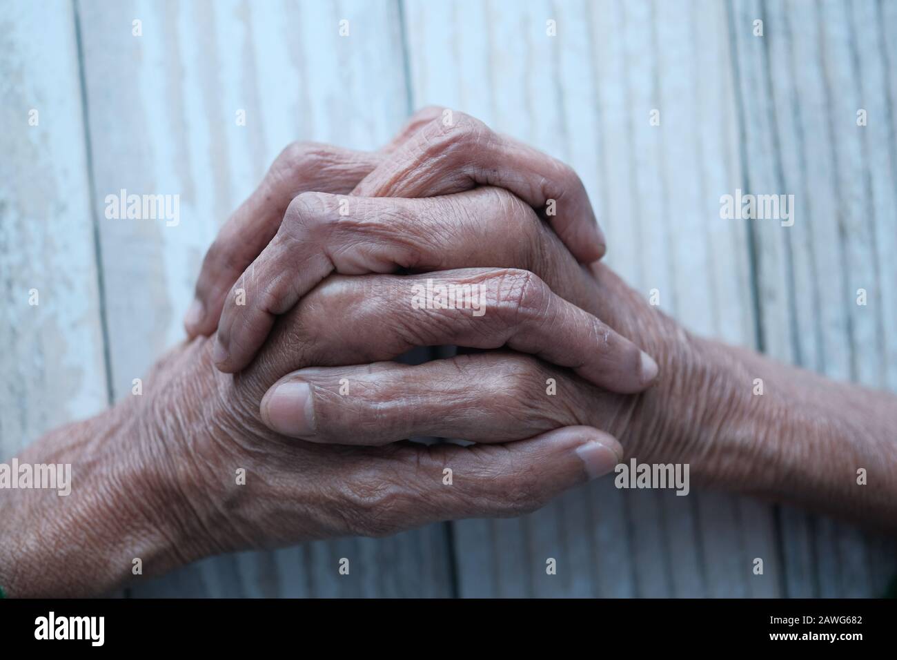 donne anziane mano sul tavolo, 70 anni Foto Stock