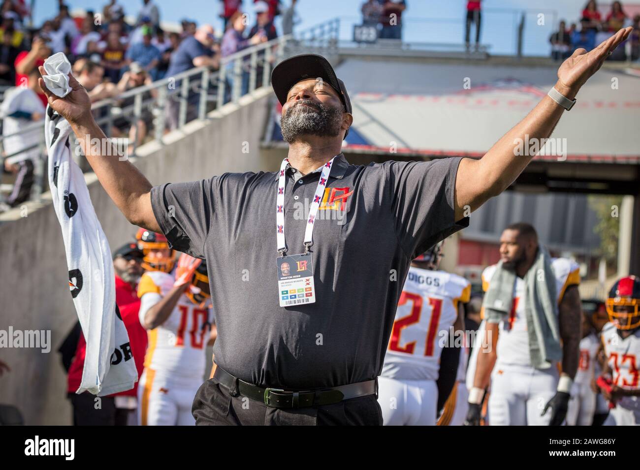 Houston, Texas, Stati Uniti. 8th Feb, 2020. Il capo allenatore Winston Moss di Los Angeles Wildcats reagisce a un coro di boos mentre la sua squadra entra nel campo del gioco XFL tra i Los Angeles Wildcats e gli Houston Roughnecks allo Stadio TDECU di Houston, Texas. Houston Sconfisse Los Angeles 37-17. Prentice C. James/CSM/Alamy Live News Foto Stock