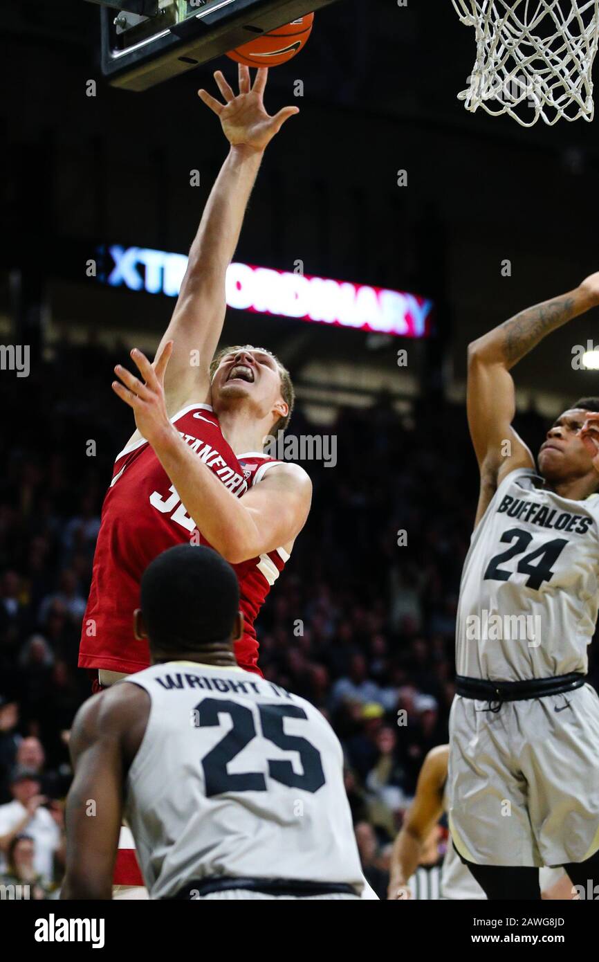 08 febbraio 2020: Il cardinale di Stanford in avanti Lukas Kisunas (32) si trova uno in come il Colorado Buffaloes guardia Eli Parquet (24) arriva in ritardo per difendere nella seconda metà del gioco di basket maschile tra Colorado e Stanford al Coors Events Center di Boulder, Co. Colorado ha cancellato un deficit di 17 punti secondo e ha continuato a vincere 81-74. Derek Regensburger/CSM. Foto Stock