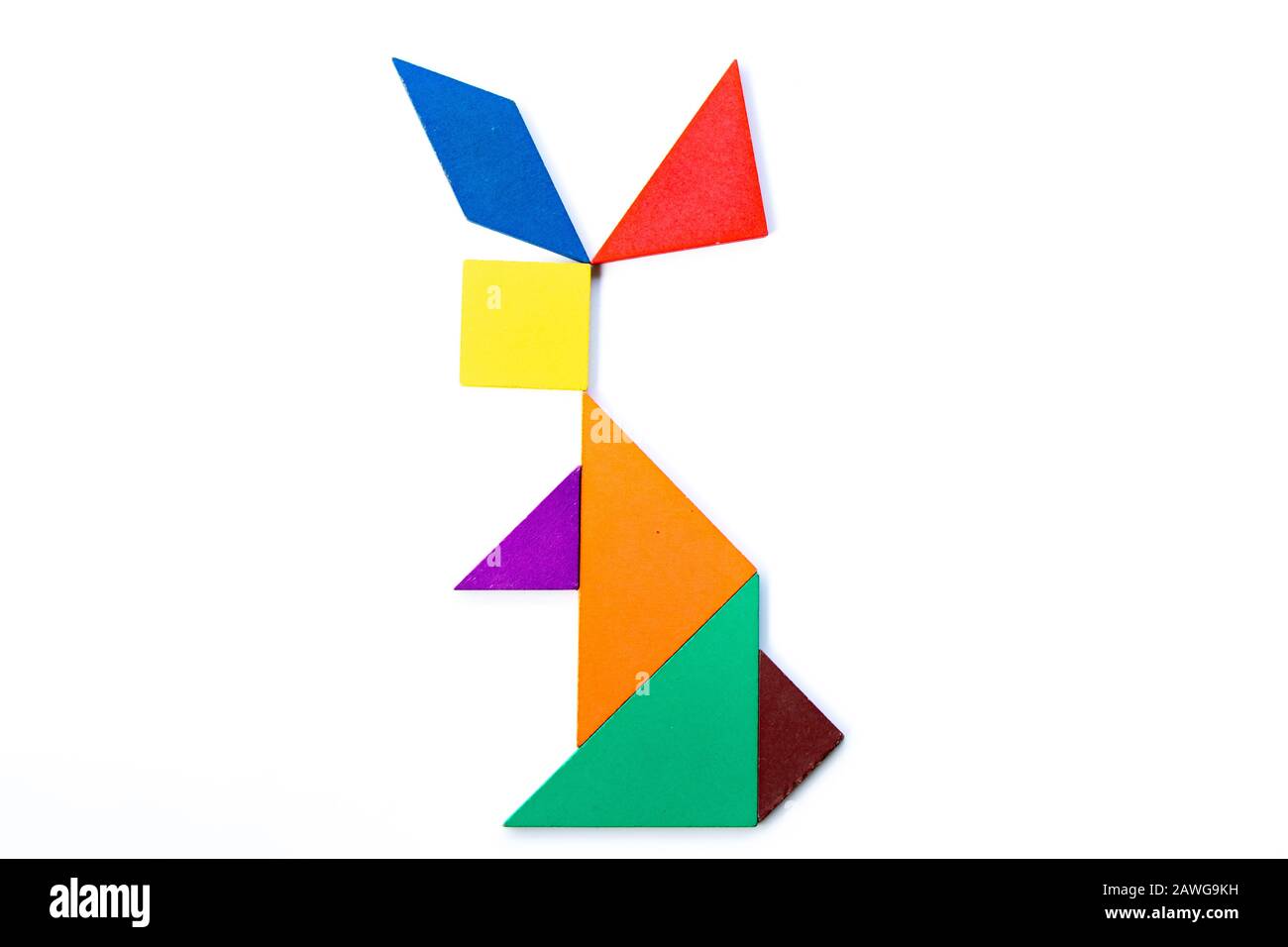 Colore legno tangram puzzle in forma di coniglio su sfondo bianco Foto Stock