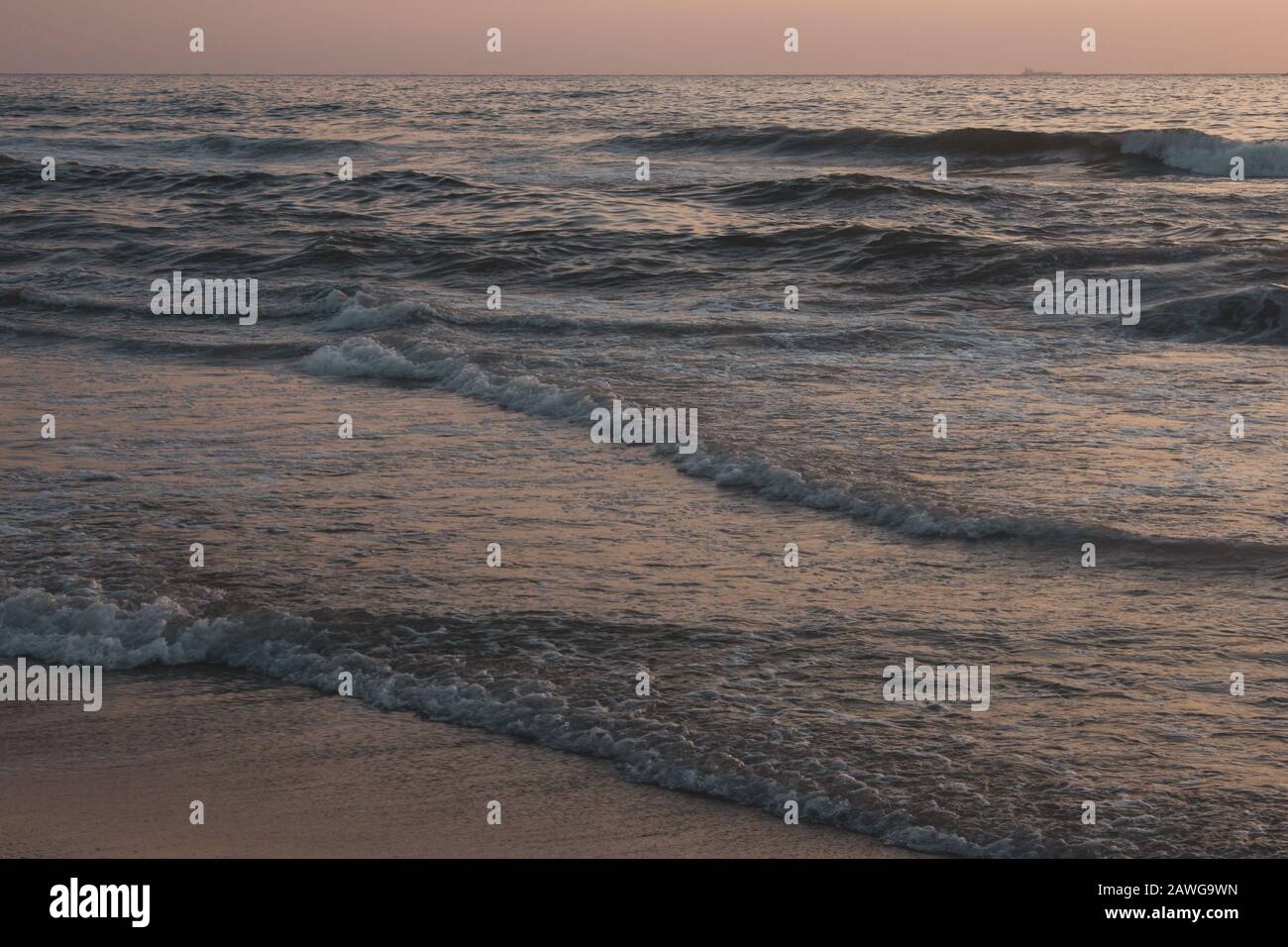 Vista panoramica delle onde della Baia del Bengala lungo Marina Beach, Chennai, India Foto Stock