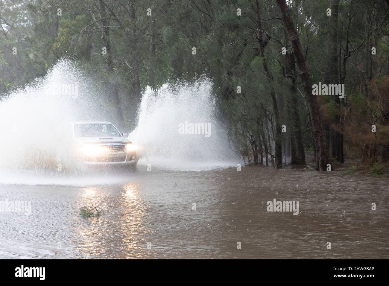 Palm Beach, Sydney, 9th Febbraio 2020. Forti piogge e forti venti causano inondazioni flash su Barrenjoey Road , Sydney,.Australia credit :martin berry/Alamy live news. Foto Stock