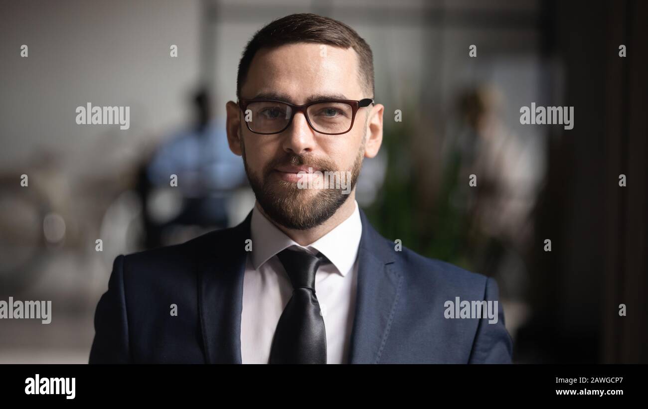 Ritratto headshot di imprenditore di successo photoshooting in piedi in ufficio Foto Stock
