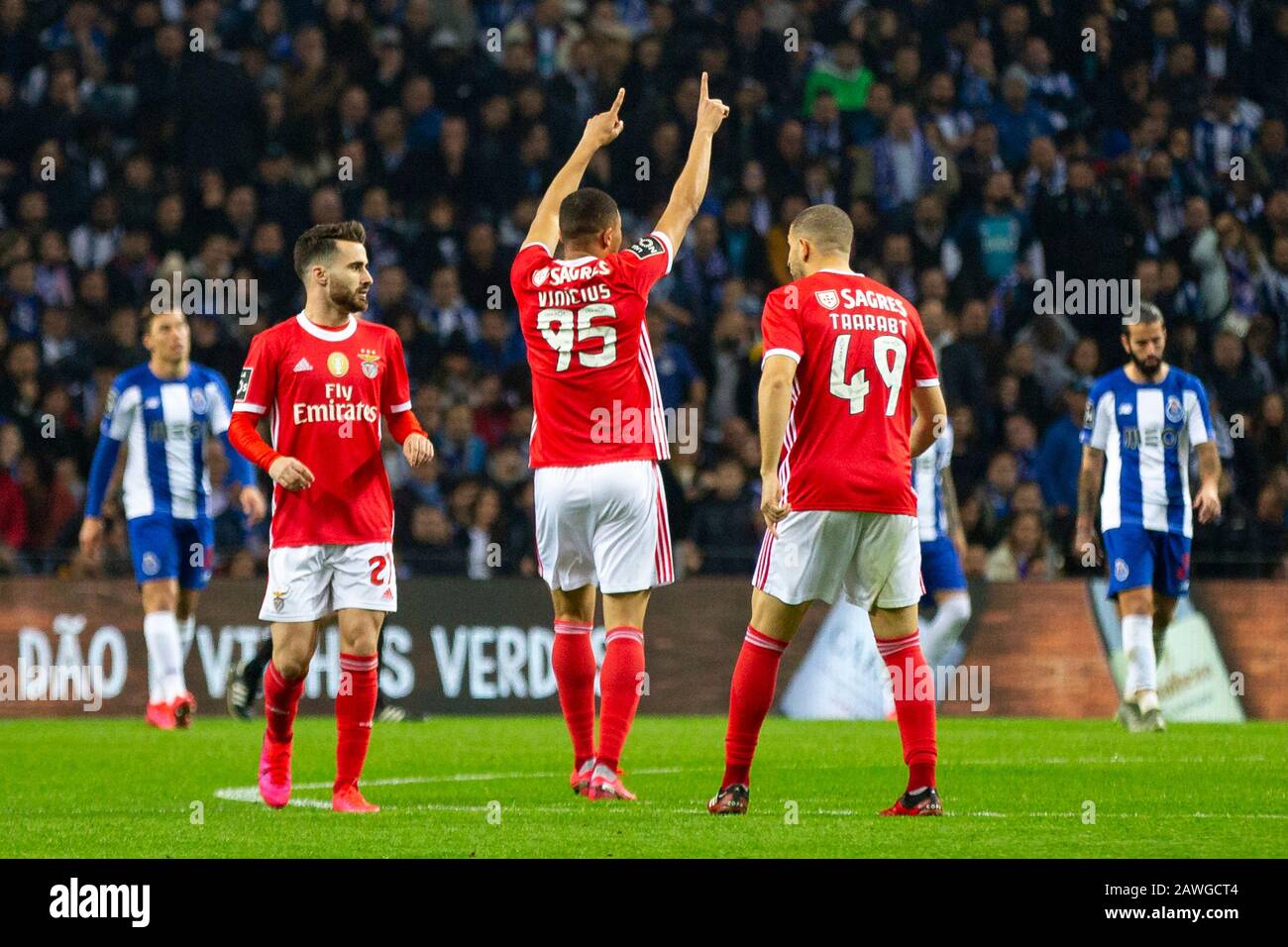 Porto, Portogallo. 08th Feb, 2020. Il giocatore di SL Benfica Carlos Vinícius celebra un gol durante una partita di calcio per la prima lega portoghese tra il FC Porto e SL Benfica al Dragon Stadium di Porto.(punteggio finale; FC Porto 3:2 SL Benfica) credito: Sopa Images Limited/Alamy Live News Foto Stock