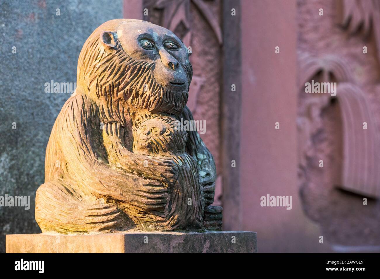 Statua di scimmia e cucciolo in un monastero taoista a Chengdu, provincia del Sichuan, Cina Foto Stock
