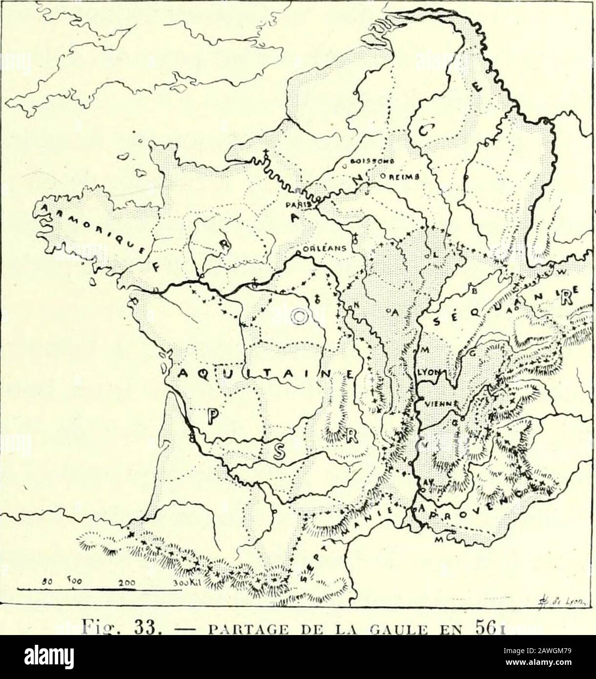 Nouvelle histoire de Lyon et des ispacies de Lyonnais, Forez, Beaujolais, Franc-Lyonnais et Dombes . inces-santes mutilations; les vainqueurs eux-mêmes lui rendirent son unité et lin-tégraté de son territen létenant,commoire à ses débuts jusquaux rives de la Méditerranée. Mieuxencore ils lui donnèrent officiellement le nom de Burgondieque les Gallo-Romains de la Lyonnaise I1C et de la Viennoisenavaient jamais accetté et quils rejetèrent toutes les fois quecela leur fut possible. Contrairement à cet exclusivisme lesFrancs se montrèrent respectueux de la liberté et de lauto-nomie des nationa Foto Stock