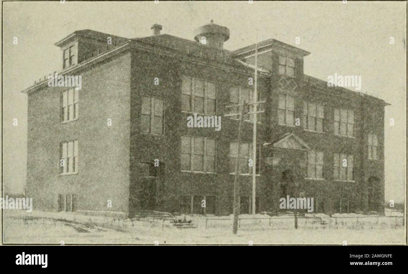 Allegato alle Giornate del Senato e dell'Assemblea del ..session della legislatura dello Stato della California . i^is^V^ef^ Saginaw Street School, Flint, Micli. Clark & Munger, Architetti, Bay City. Esattamente simile a quello mostrato sopra. Evitare questi tvpes come youwouki una pestilence. 59. New Public School, No. Gl, Buffalo, N. Y. Howard L. Beck. Architetto. Questo ha la luce solo dal lato oue, ma ha grandi moli al centro, che gettano grandi ombre. Confrontare questo con i tagli a pagina 56. Enotare come il difetto potrebbe essere stato ovviato. Foto Stock