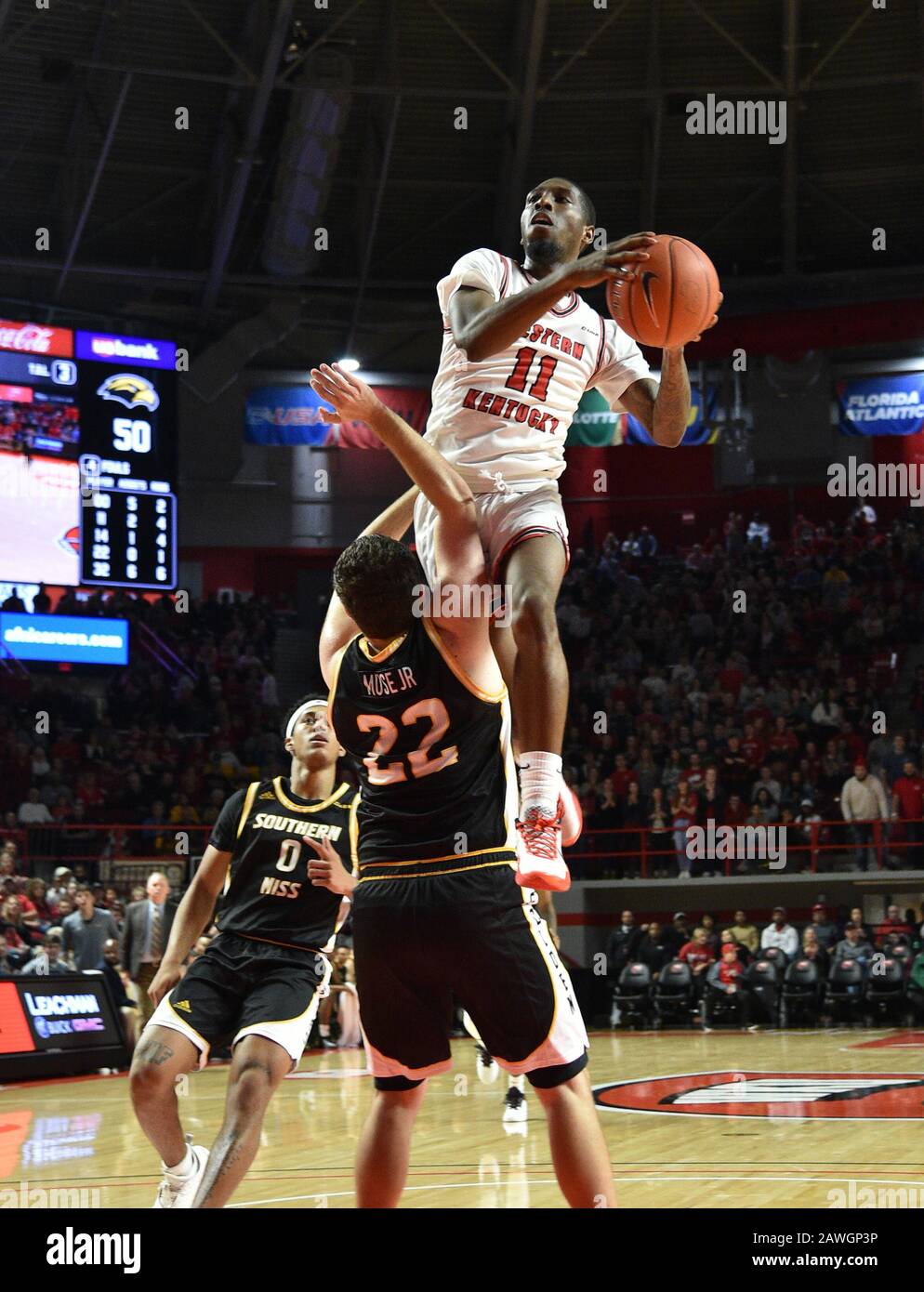 8 febbraio 2020: Western Kentucky Hilltoppers guardia Taveion Hollingsworth (11) va oltre Southern Miss Golden Eagles guardia Bill Muse Jr. (22) per un cesto durante una partita di basket NCAA tra Southern Miss Golden Eagles e WKU Hilltoppers a E.A. Diddle Arena in Bowling Green, KY (Photo Credit: Steve Roberts.CSM) Foto Stock