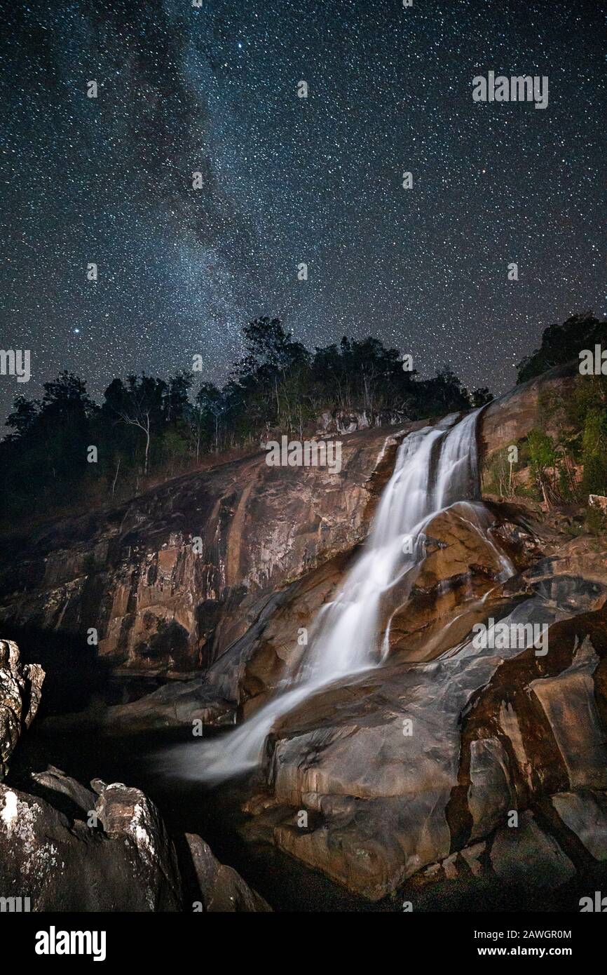 Milky Way Oltre Murray Falls, Girramay National Park, Vicino Cardwell, North Queensland, Australia Foto Stock