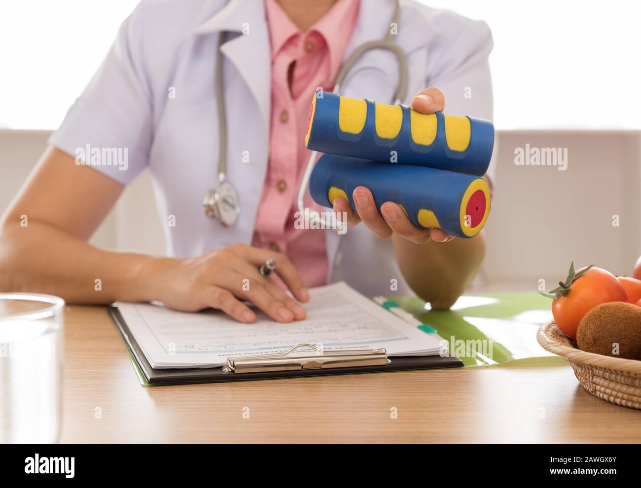 il nutrizionista medico sta raccomandando di allenarsi ogni giorno per una buona salute. Foto Stock