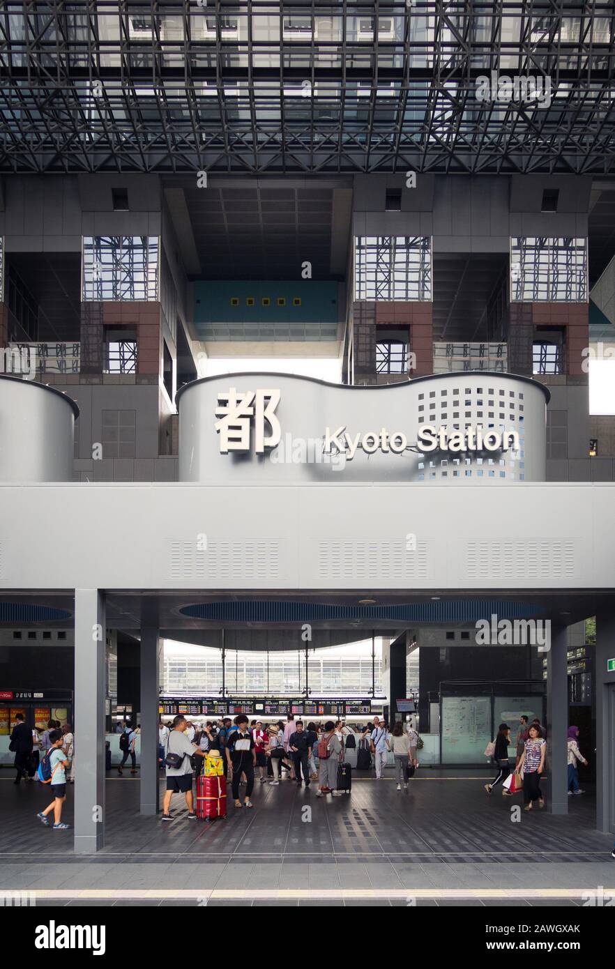 L'ingresso frontale della stazione di Kyoto (京都駅, Kyōto-eki), una delle principali stazioni ferroviarie di Kyoto, Giappone. Foto Stock