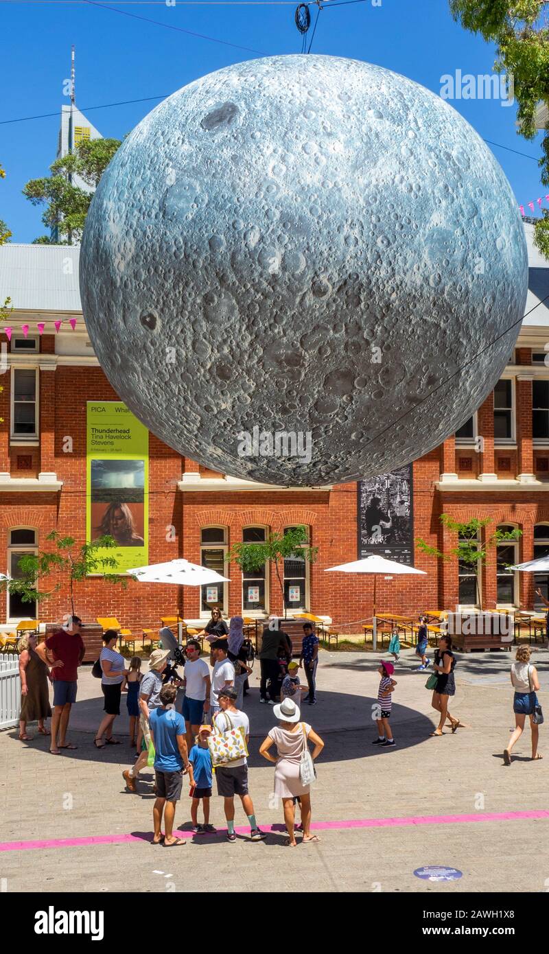 Museo della Luna installazione d'arte da artista Luke Jerram 7 metri di diametro Luna sospeso su Perth Centro Culturale Northbridge Perth WA Australia. Foto Stock