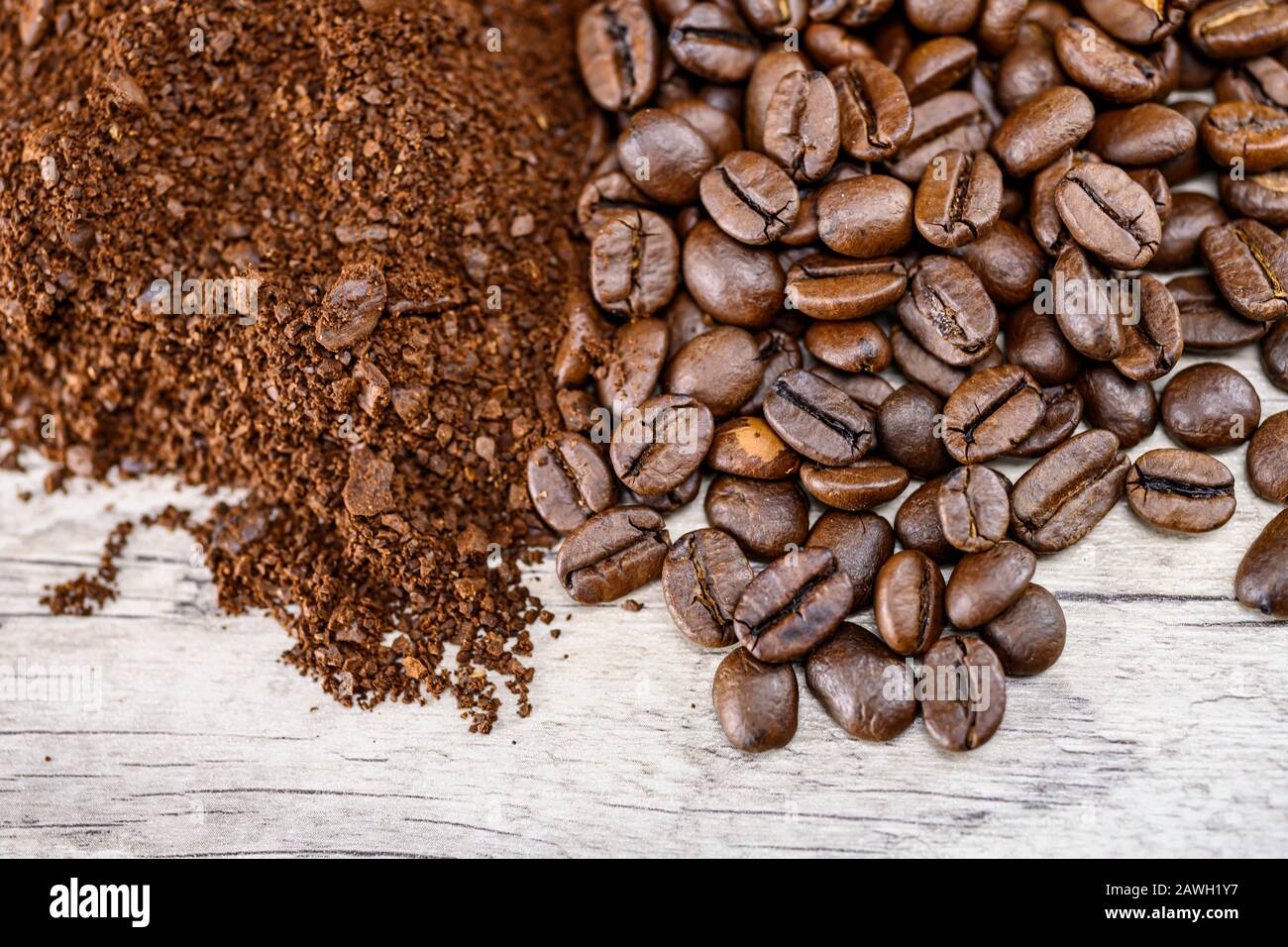 Chicchi di caffè e caffè macinato dall'alto Foto Stock