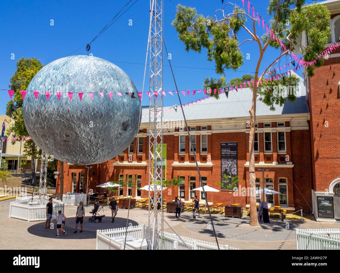 Museo della Luna installazione d'arte da artista Luke Jerram 7 metri di diametro Luna sospeso su Perth Centro Culturale Northbridge Perth WA Australia. Foto Stock