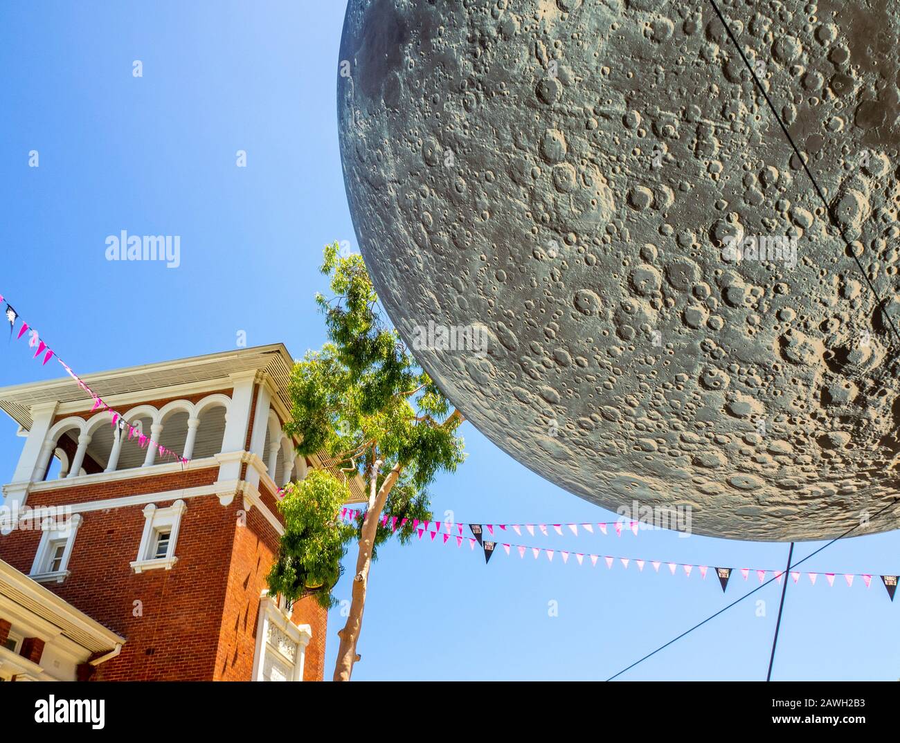 Museo della Luna installazione d'arte da artista Luke Jerram 7 metri di diametro Luna sospeso su Perth Centro Culturale Northbridge Perth WA Australia. Foto Stock