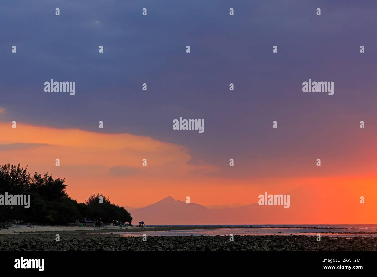Spiaggia panoramica al tramonto su un'isola tropicale dell'Indonesia Foto Stock