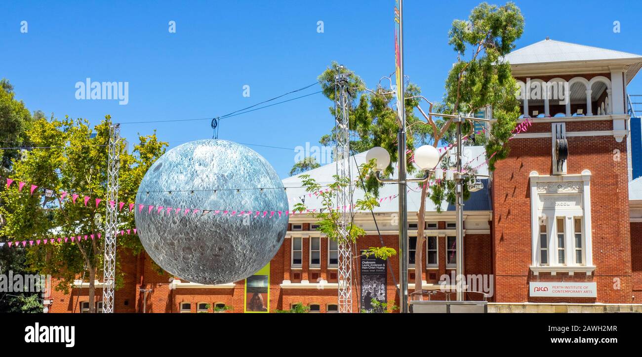 Museo della Luna installazione d'arte da artista Luke Jerram 7 metri di diametro Luna sospeso su Perth Centro Culturale Northbridge Perth WA Australia. Foto Stock