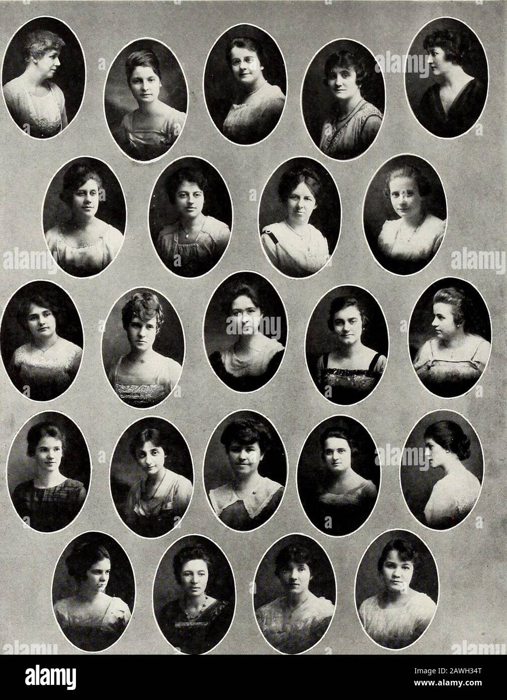 Il Nord . Hare Kent Anspach N. W. Tobias A. R. Brewer FRATRES IN FACULTATE Dean W. W. Runser Richard H. Schoonover T. J. SmuU L. C. Sleesman Dean Rudolph RaabeFRATRES IN UNIVERSITATE L. P. J. Dieble B. S. Miller Fred G. Burgess Ge. R. Meien Glen M. Fisher Romeo A. Morneauit John L. Beattie John H. Hulse Horace Newcorab Merle K. Pace Richard Coffman Claude R. Gipson Raymond S. Lyman William R. Foley Charles E. Loehr Stanley R. Kuhns John S. Manion B. J. Rybak James K. Thompson W. S. Parson Paul P. Steene Louis S. Hilton A. F. OLeary Norman H. Bertels Ernie B. Snider 0 105 0 000 ^Ao Foto Stock