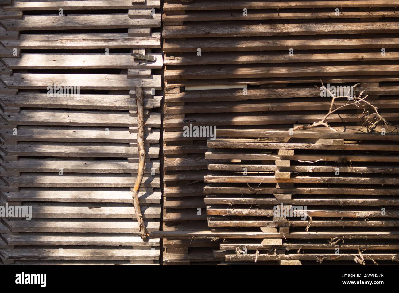 Porta di legno artigianale. Muro di legno in legno Foto Stock