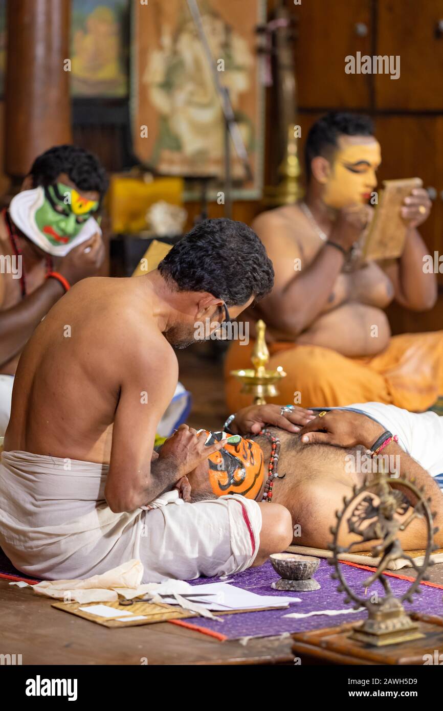 Gli artisti non identificati si compongono prima del teatro tradizionale Kathakali Foto Stock