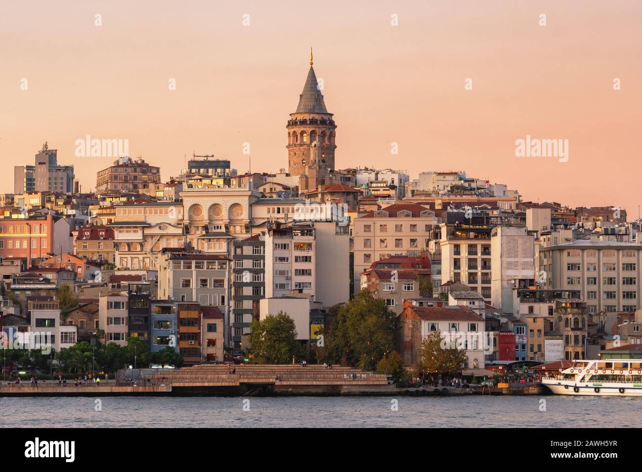 Torre Galata nel quartiere di Karakoy e Corno d'Oro al crepuscolo di Istanbul Foto Stock