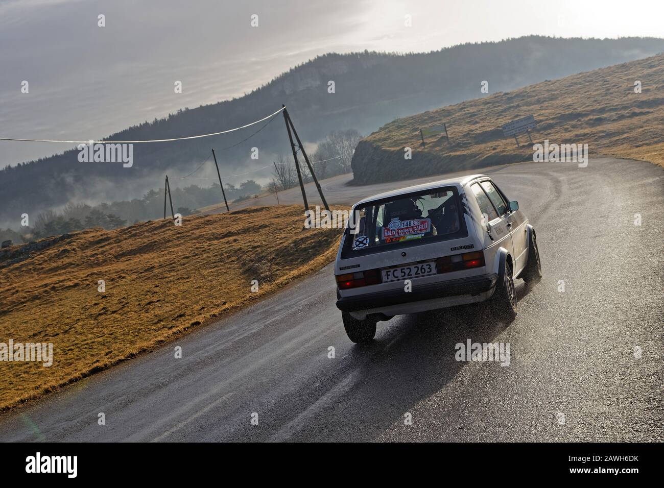 Vassieux-EN-VERCORS, FRANCIA, 3 febbraio 2020 : il Rally storico di Monte-Carlo corre sulle strade del sud della Francia. Questa 23rd edizione ospita 310 squadre f Foto Stock
