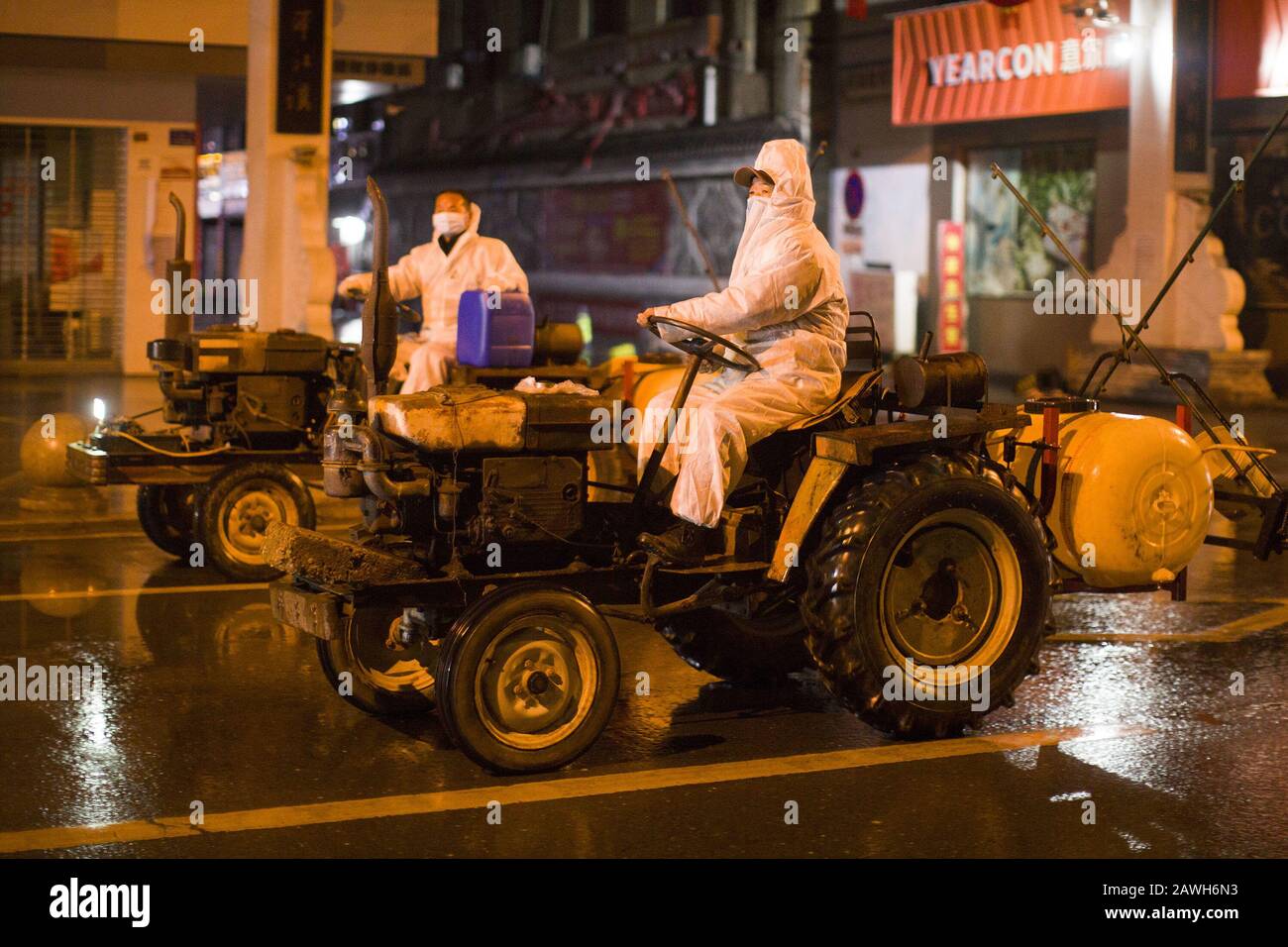 Hubei, Hubei, Cina. 7th Feb, 2020. Hubei, CINA, Dalle 9 alle 5 del mattino del 6 febbraio 2020, Yunmeng County, provincia di Hubei, si è concentrata sulle strade principali e secondarie della contea, strade secondarie, stazioni, piazze, parchi e altri luoghi densamente popolati e aree chiave per prevenire la disinfezione "epidemica", controllare la diffusione dell'epidemia. Credito: Sipa Asia/Zuma Wire/Alamy Live News Foto Stock