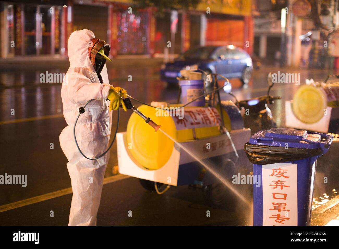 Hubei, Hubei, Cina. 7th Feb, 2020. Hubei, CINA, Dalle 9 alle 5 del mattino del 6 febbraio 2020, Yunmeng County, provincia di Hubei, si è concentrata sulle strade principali e secondarie della contea, strade secondarie, stazioni, piazze, parchi e altri luoghi densamente popolati e aree chiave per prevenire la disinfezione "epidemica", controllare la diffusione dell'epidemia. Credito: Sipa Asia/Zuma Wire/Alamy Live News Foto Stock