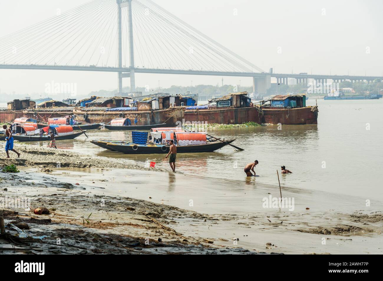 Barche da pesca tradizionali in legno nel fiume Hooghly o Ganga vicino al ponte Vidyasagar. Calcutta. India Foto Stock