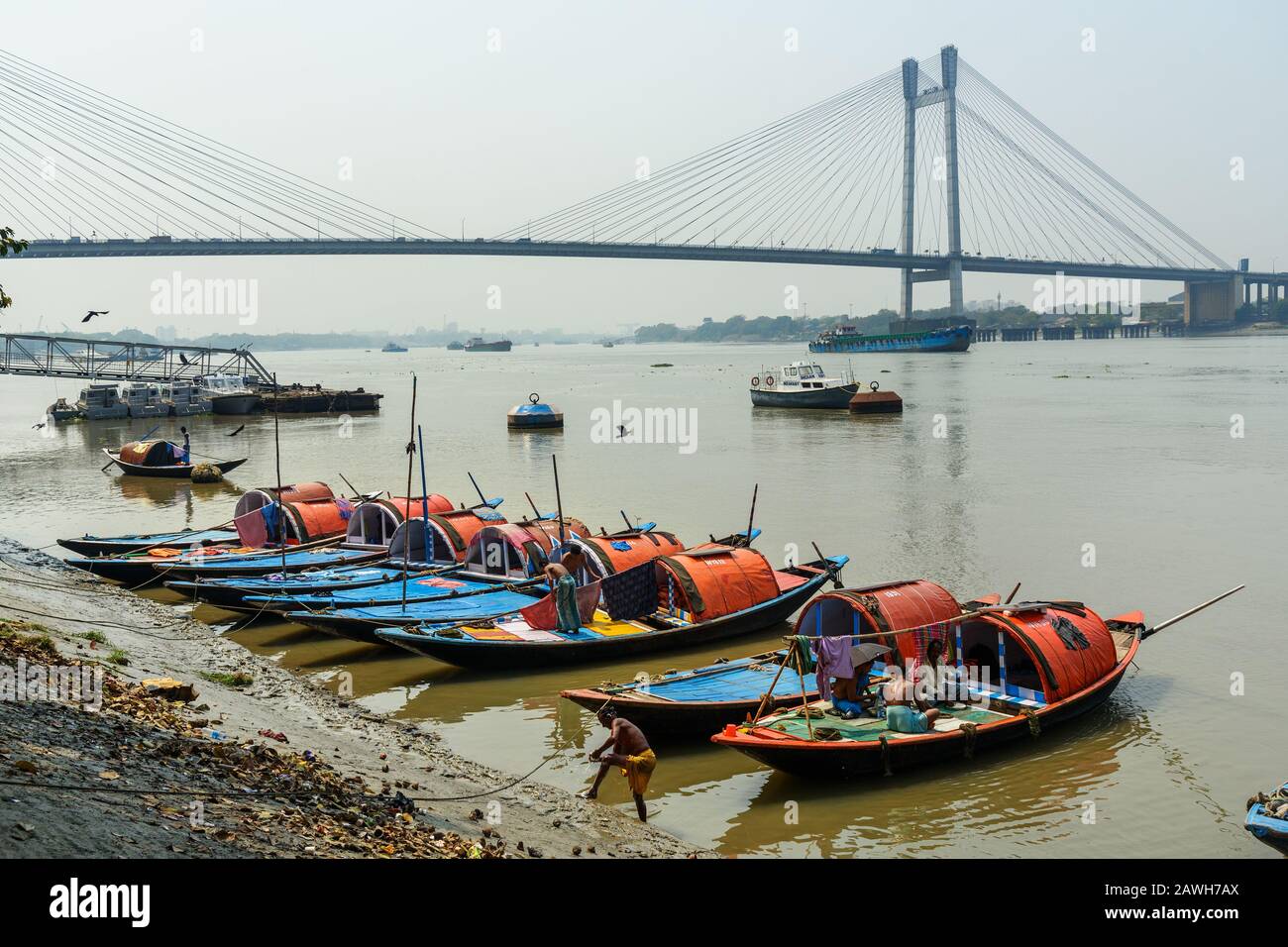 Barche da pesca tradizionali in legno nel fiume Hooghly o Ganga vicino al ponte Vidyasagar. Calcutta. India Foto Stock