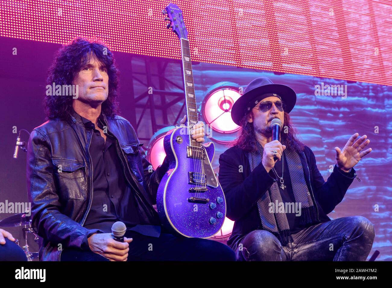 16 gennaio 2020: Tommy Thayer e Eric Singer of KISS presso Gibson Booth durante il NAMM Show 2020 presso l'Anaheim Convention Center il 17 gennaio 2020 ad Anaheim, California. (Immagine Di Credito: © Marissa Carter/Zuma Wire) Foto Stock