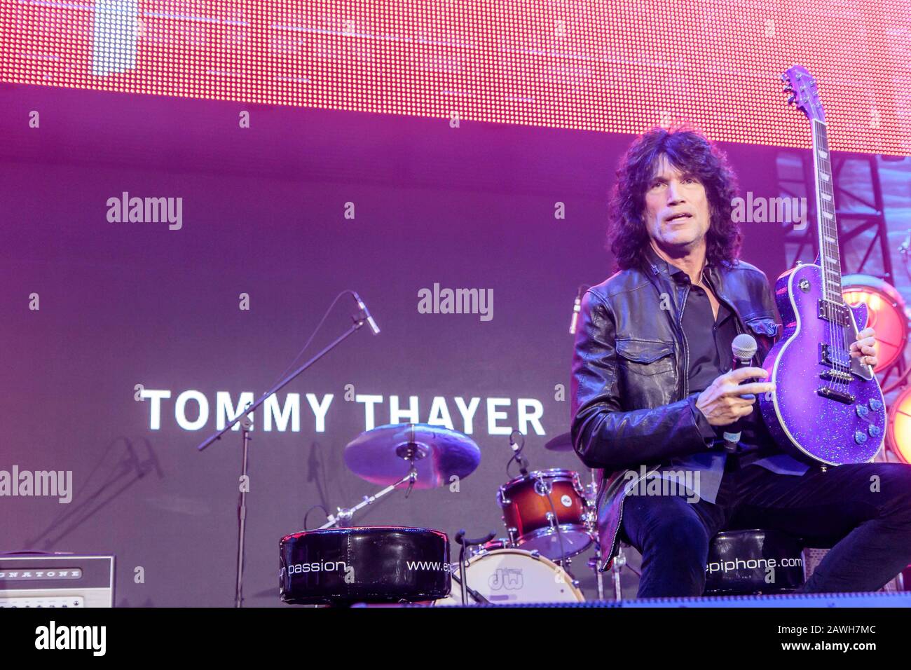 16 gennaio 2020: Tommy Thayer e Eric Singer of KISS presso Gibson Booth durante il NAMM Show 2020 presso l'Anaheim Convention Center il 17 gennaio 2020 ad Anaheim, California. (Immagine Di Credito: © Marissa Carter/Zuma Wire) Foto Stock