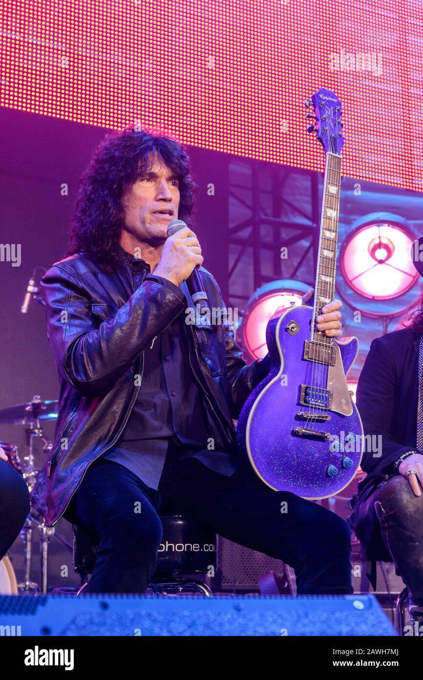 16 gennaio 2020: Tommy Thayer e Eric Singer of KISS presso Gibson Booth durante il NAMM Show 2020 presso l'Anaheim Convention Center il 17 gennaio 2020 ad Anaheim, California. (Immagine Di Credito: © Marissa Carter/Zuma Wire) Foto Stock