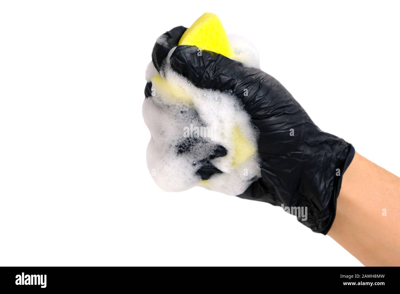 Mano d'uomo in un guanto nero si impelle una spugna in schiuma per lavare  piatti con schiuma Foto stock - Alamy
