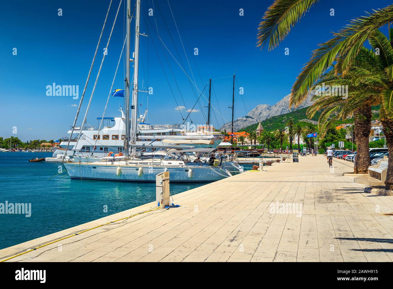 Rinomato resort mediterraneo con spettacolare lungomare e passeggiata nel porto. Barche a vela e yacht ancorati nel porto di Makarska, Dalm Foto Stock