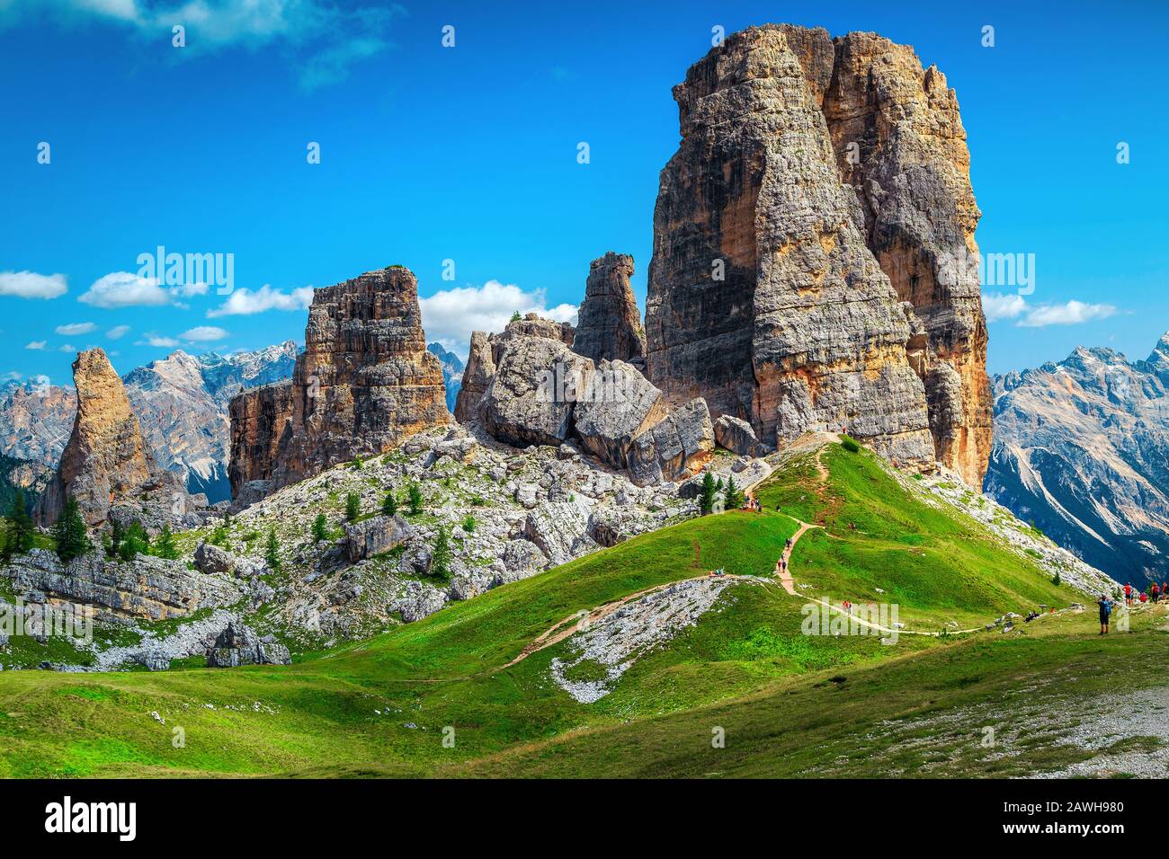 Paesaggio estivo con montagne ammirevoli. Meravigliosi sentieri escursionistici e pittoresche alte montagne con formazioni rocciose delle cinque Torri, Dolomiti, Italia, Foto Stock
