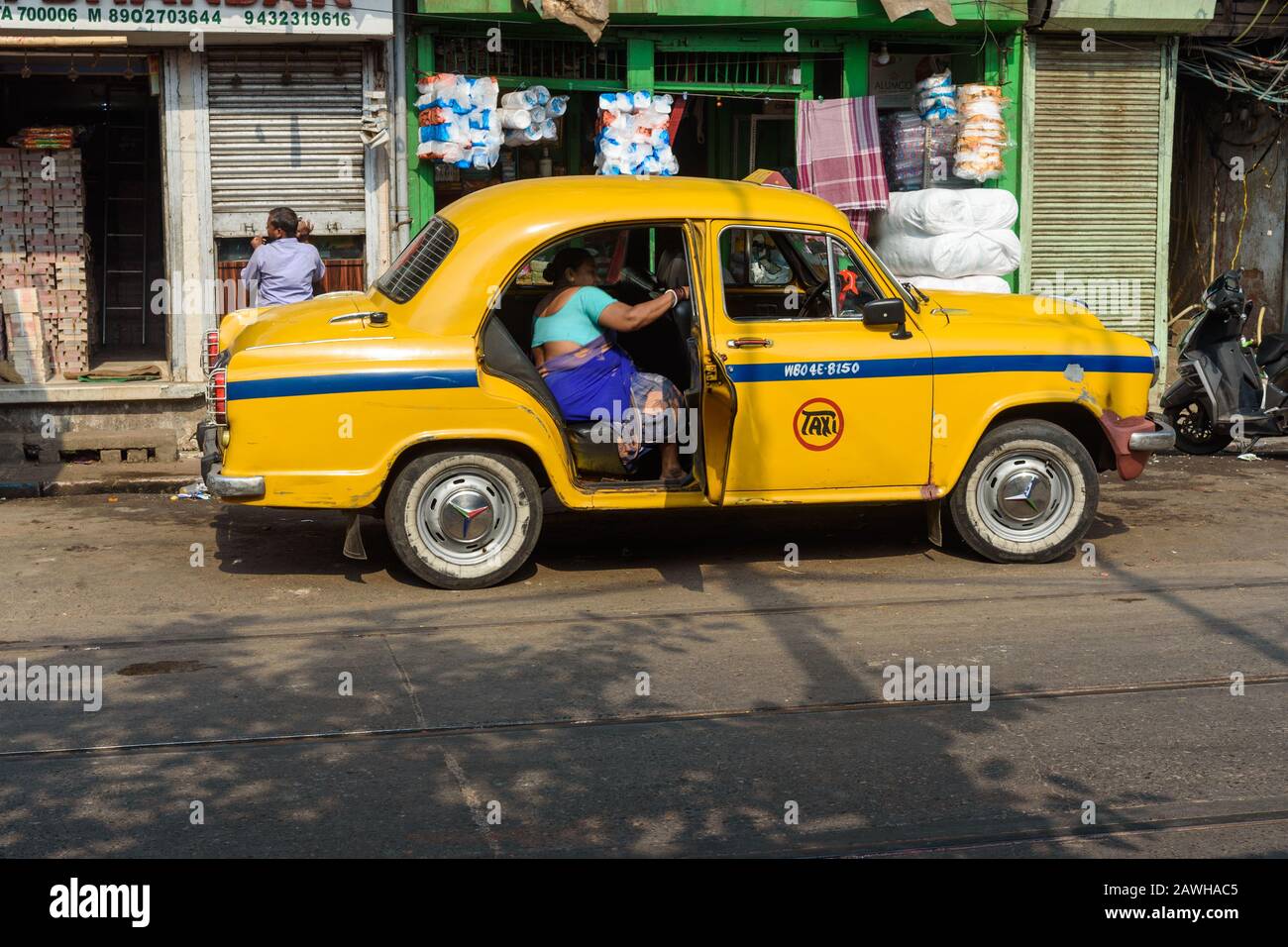 Taxi Ambassador giallo di Kolkata. India Foto Stock