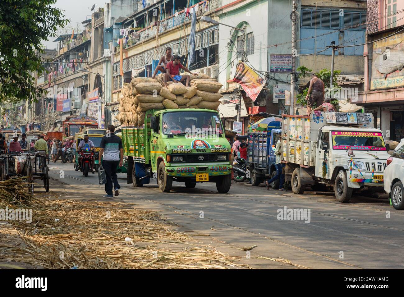 I lavoratori che caricano i sacchi di carico in camion sulla strada a Kolkata. India Foto Stock