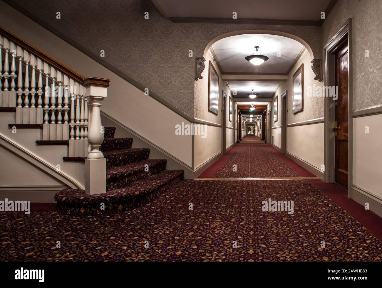 Corridoio Nello Storico Stanley Hotel A Estes Park, Colorado. Un hotel infestato che ha ispirato Stephen King's 'The Shining'. Foto Stock